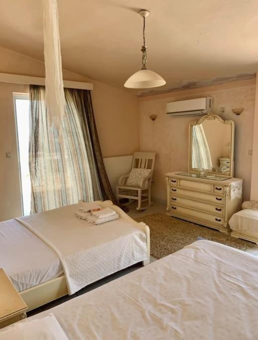 Marine'S Lux Villa:Golden Sunset Calamata Exterior foto